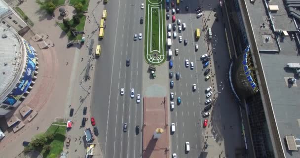 KIEV, UCRAINA - 18 aprile 2017: Paesaggio urbano le auto in movimento sull'autostrada — Video Stock