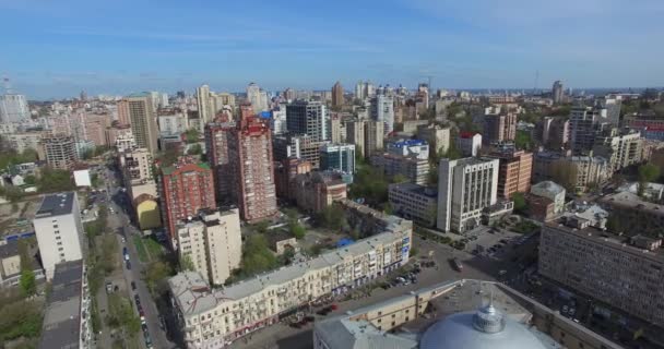 Urban life and popular buildings on a sunny day in Kiev — Stock Video