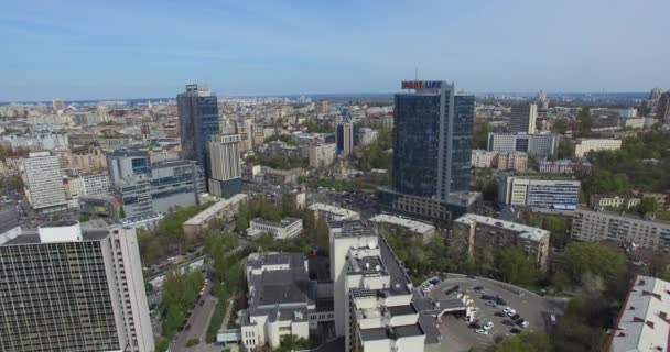 Cityscape infraestructura aérea y desarrollada y bienes raíces en Kiev — Vídeos de Stock