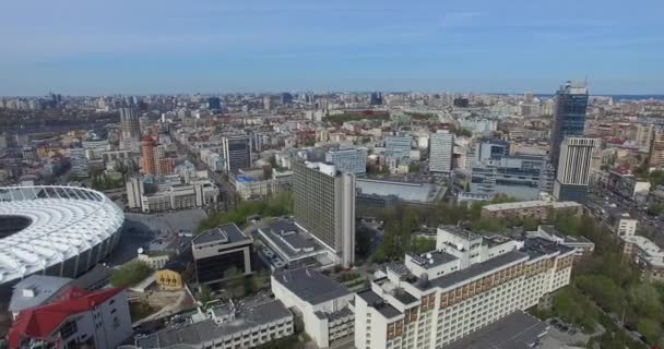 Vue sur la ville de Kiev à partir d'un quadcopter tournant autour — Video