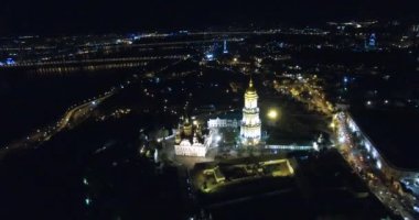 Kiev, Ukrayna - 16 Nisan 2017: Kentsel peyzaj ve dini Pechersk Lavra çan kulesi inşa