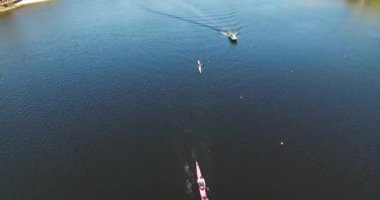 Kiev, Ukrayna - 16 Nisan 2017: Spor eğitimi kanocu bir koç bakım altında