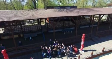 Kiev, Ukrayna - 16 Nisan 2017: Anten göl kıyısında makinesinde el sallayarak insanlar