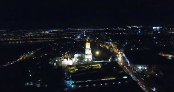 KIEV, UCRÂNIA - 16 de abril de 2017: Visões da igreja de Pechersk Lavra e monumentos da arquitetura — Vídeo de Stock