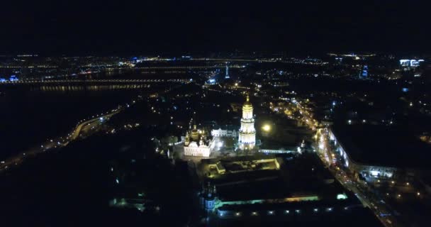 KIEV, UCRAINA - 16 aprile 2017: Campanile di Pechersk Lavra e traffico notturno nella metropoli — Video Stock