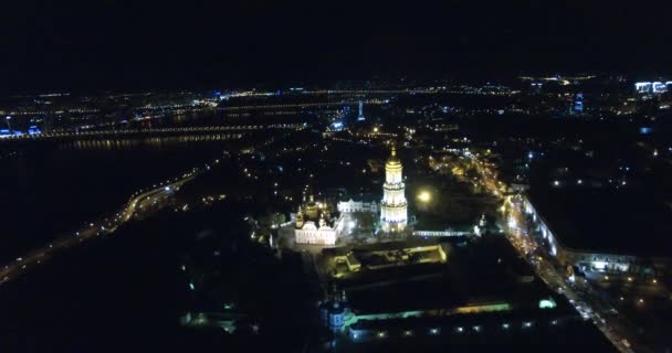 KIEV, UCRANIA - 16 de abril de 2017: La construcción religiosa del campanario de Pechersk Lavra y el paisaje urbano — Vídeo de stock