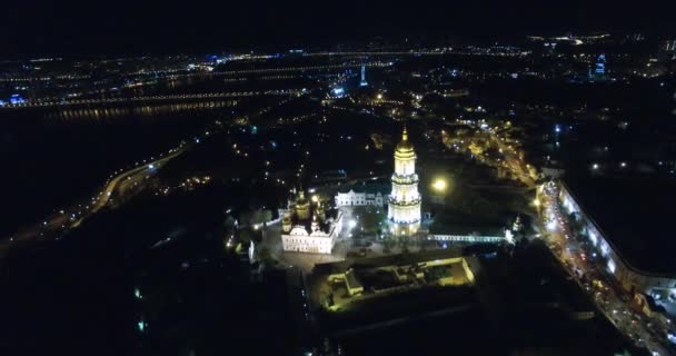 KIEV, UCRAINA - 16 aprile 2017: Paesaggio urbano e edificio religioso il campanile del Pechersk Lavra — Video Stock