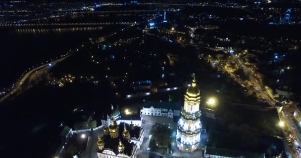 КИЕВ, УКРАИНА - 16 апреля 2017 года: Архитектурный памятник Печерская лавра колокольня — стоковое видео