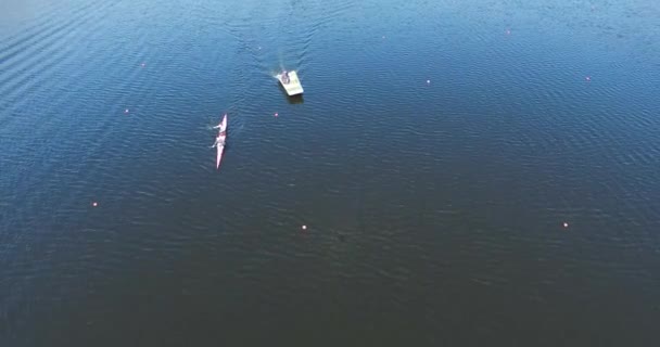 Kiev, Oekraïne - 16 April 2017: Reizen in de rivier met een kajak — Stockvideo