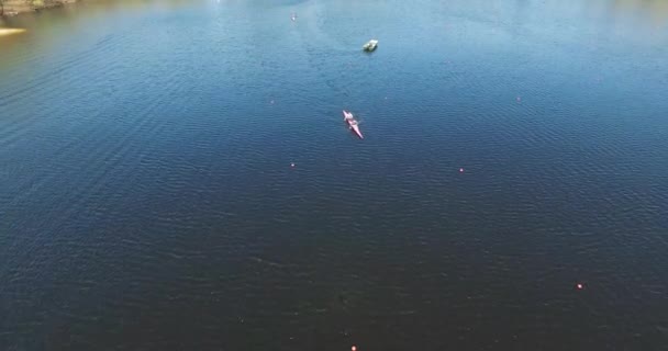 Kiev, Oekraïne - 16 April 2017: Rust en recreatie in de vijver een kajak, roeien — Stockvideo