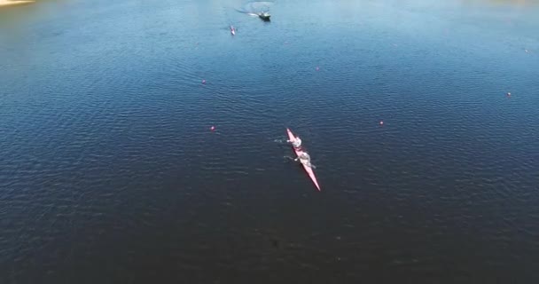 Kijów, Ukraina - 16 kwietnia 2017: Kajak, wioślarstwo, wypoczynku i rekreacji na wodzie — Wideo stockowe