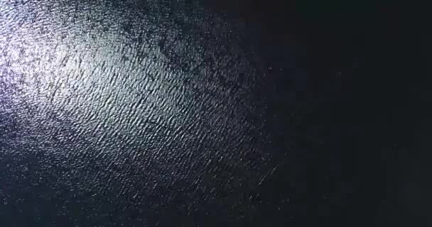 Água com um reflexo de brilho e ondulações na superfície — Vídeo de Stock