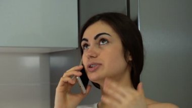 Evet ve ararken imleri ile esmer kız