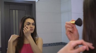 İşe gitmek için kız doğal makyaj gidiş yapıyor