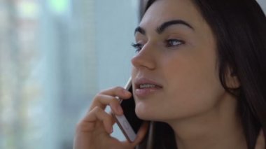 Telefon yakın çekim söz diş telleri ile güzel esmer