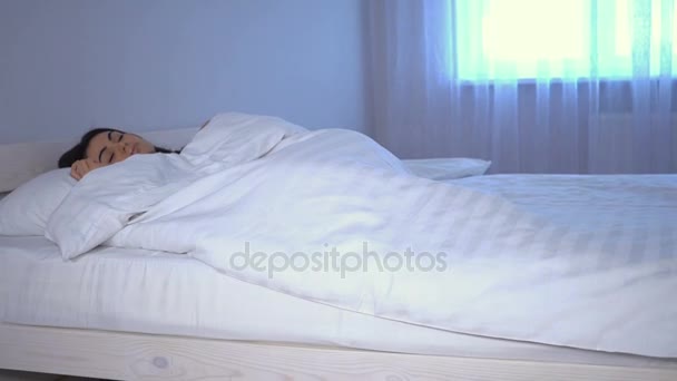 Chica está durmiendo y salir de la cama por la mañana — Vídeos de Stock