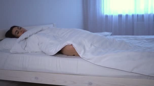 Chica está durmiendo y salir de la cama por la mañana — Vídeo de stock