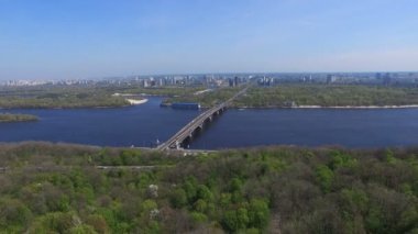 Bahar park nehir ve ufuk köprüde Kiev