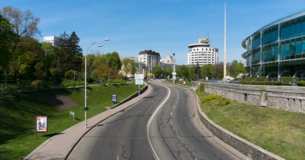 Kiev, Oekraïne - mei 13 2017: Hotel-Salute van de bezienswaardigheden van Kiev en snelweg met auto verkeer — Stockvideo