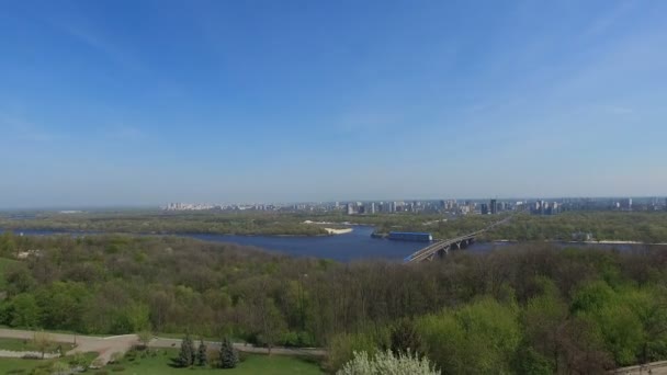 Dniéper río Kiev en la primavera y el puente del metro — Vídeos de Stock