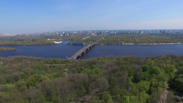 Urban utsikt över floden och park i megastaden Kiev — Stockvideo