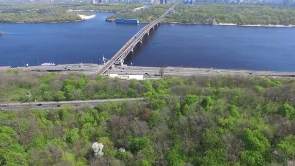 Stedelijk verkeer langs de rivier de Dnjepr in Kiev — Stockvideo