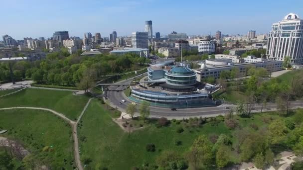 Stedelijk landschap verkeer-auto's en gebouwen in de buurt van de bezienswaardigheden van de natuur park van de Kiev — Stockvideo