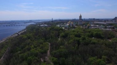 Kiev, Ukrayna - 13 Mayıs 2017: Pecherskaya Lavra Nehri manzaraları banka ve Kiev mimari anıtları
