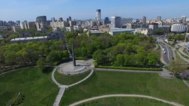 Kiev, Ukrayna - 13 Mayıs 2017: Park ve Anıtı, arabalar ve yaşam merkezi