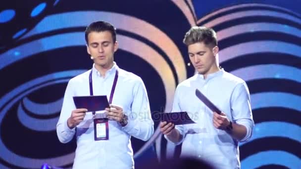 KIEV, UCRANIA - 12 DE MAYO DE 2017: Presentadores de televisión en el escenario ensayo general del concurso de canciones de Eurovisión — Vídeos de Stock