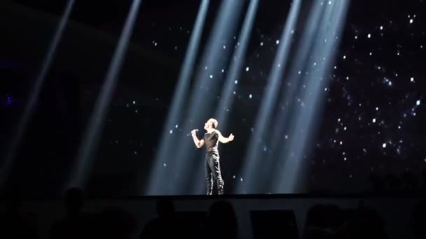 Kiev, Ukrayna - 12 Mayıs 2017: Imri Ziv katılımcıdan İsrail tarihinde Eurovision Şarkı Yarışması — Stok video