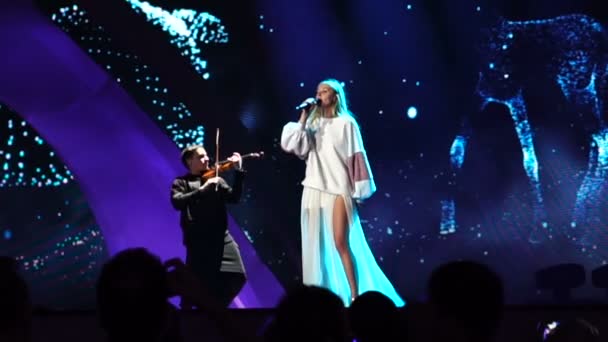 KIEV, UKRAINE - 12 MAI 2017 : Participant polonais au concours de chansons Eurovision au centre international des expositions — Video