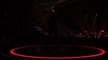 Kiev, Ukrayna - 12 Mayıs 2017: Kemancı üzerinde Eurovision Şarkı Yarışması Uluslararası Fuar Merkezi