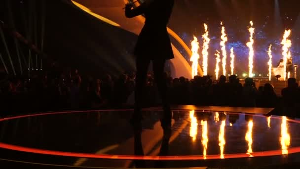 КИЕВ, Украина - 12 мая 2017 года: Скрипач и участник конкурса песни "Евровидение" из Венгрии Йоси Папай — стоковое видео
