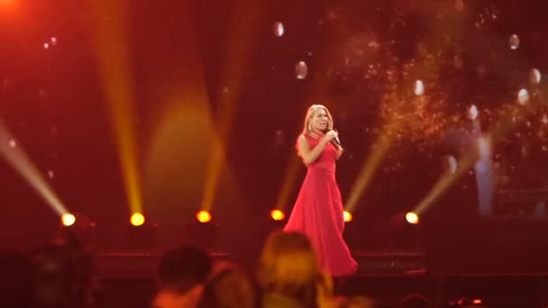 KIEV, UCRANIA - 12 DE MAYO DE 2017: Participante en el concurso de Eurovisión Anja Nissen de Dinamarca — Vídeo de stock