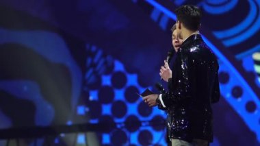 Kiev, Ukrayna - 12 Mayıs 2017: Tv sunucuları, sahne genel prova Eurovision Şarkı Yarışması