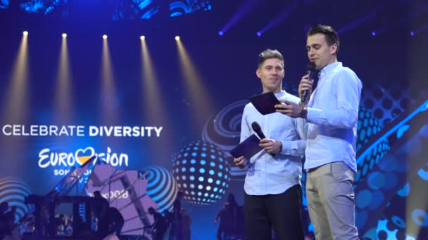 Kiev, Ukrayna - 12 Mayıs 2017: Tv sunucuları olay yerinde Eurovision Şarkı Yarışması — Stok video