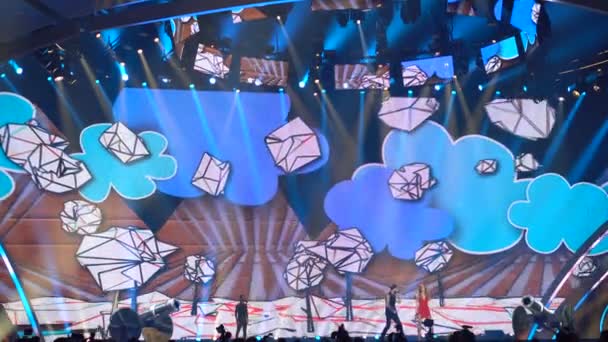 Kiew, Ukraine - 12. Mai 2017: Eurovision Song Contest Teilnehmer aus Rumänien im internationalen Ausstellungszentrum — Stockvideo