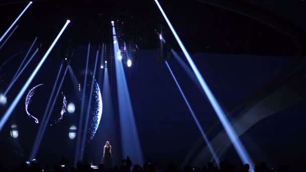 Kiev, Ukrayna - 12 Mayıs 2017: Eurovision Şarkı Yarışması katılımcıdan Belçika Blanche — Stok video