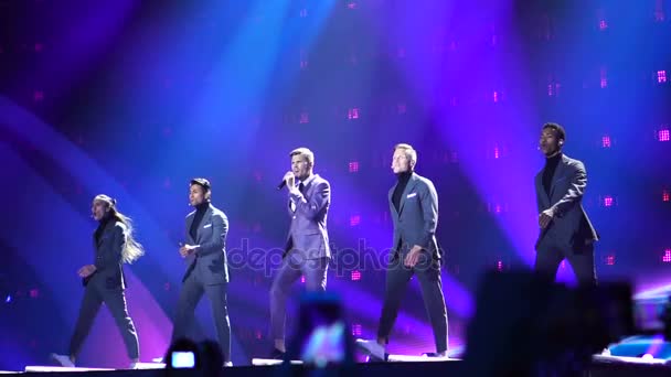 Kiev, Ukrayna - 12 Mayıs 2017: Eurovision Şarkı Yarışması katılımcıdan İsveç Robin Bengtsson — Stok video