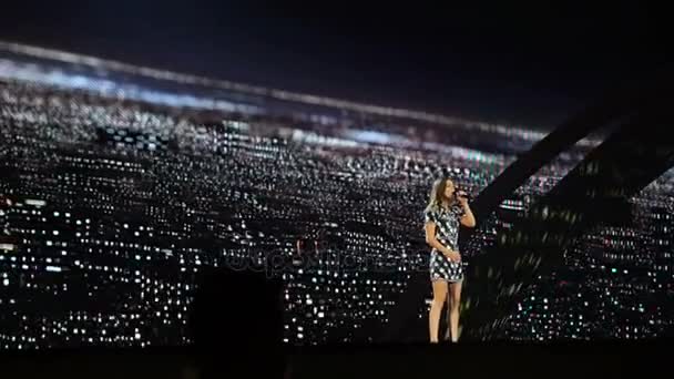 КИЕВ, УКРАИНА - 12 мая 2017 года: Франция Альма участница конкурса песни "Евровидение" в международном выставочном центре — стоковое видео
