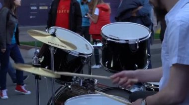 Kiev, Ukrayna - Mayıs, 2017: Davul Çalma sakallı adam