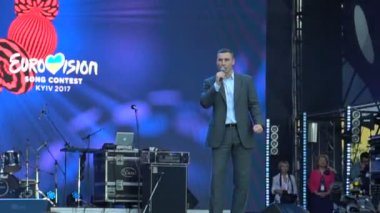Kiev, Ukrayna - Mayıs, 2017: Sahne Alanı'nda Kiev Belediye Başkanı duran bir takım elbise görüşmeleri konuşma adam şarkı yarışması başında duyurdu.