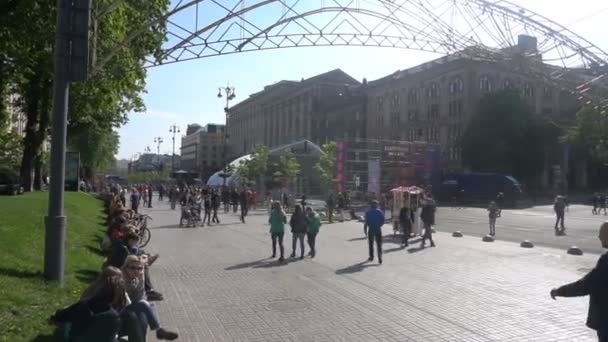 Kiev, Ukraina - maj 2017: Walking personer i centrum på bakgrunden av Eurovillage fansens zon — Stockvideo