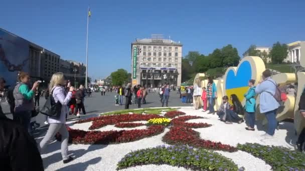 Kiev, Ukraina - maj 2017: Människor gör ett foto på bakgrunden av en piedestal dedikerad till Eurovision Song Contest 2017 — Stockvideo