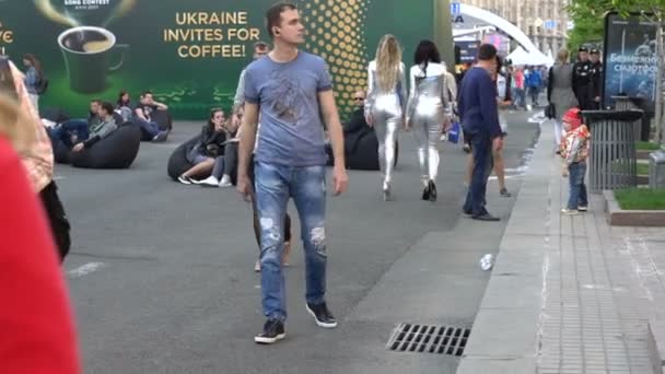 Kiev, Ukrayna - Mayıs, 2017: İnsanlar Avrupalılar yürümek ve Euro köyde dinlenme — Stok video
