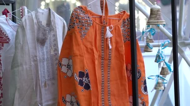 Kyiv, ukraine - mai 2017: bestickte helle Hemden, die an einem Kleiderbügel hängen, Souvenirs für die Eurovision — Stockvideo