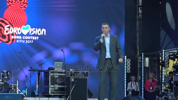 Kiev, Ucrania - Mayo de 2017: El hombre de traje habla discurso de pie en el escenario El alcalde de Kiev anuncia el comienzo del concurso de canciones — Vídeos de Stock