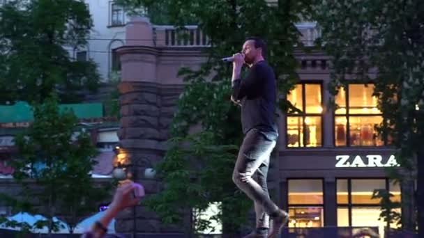 基辅，乌克兰-5 月，2017年： 乌克兰流行歌手在舞台上。瓦列里 · Kharchyshin 的药效梨音乐组独奏 — 图库视频影像
