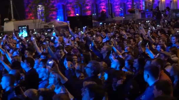 Κίεβο, Ουκρανία - Μαΐου 2017: Πλήθος των οπαδών με φωτεινές τηλέφωνα μπροστά στη σκηνή — Αρχείο Βίντεο